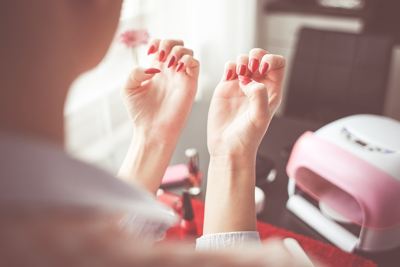 Najważniejsze zasady podczas wykonywania manicure’u hybrydowego